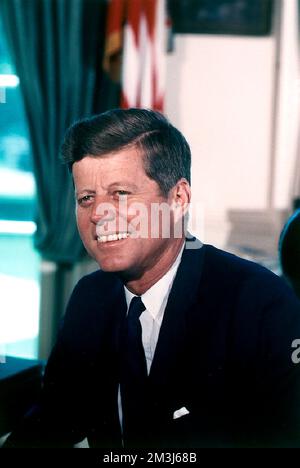 **PHOTO DE FICHIER** publication des Archives nationales fichiers classés d'assassinat JFK. Portrait Photographie du président des États-Unis John F. Kennedy prise à la Maison Blanche à Washington, DC sur 11 juillet 1963.Credit: Cecil Stoughton - Maison Blanche via CNP /MediaPunch Banque D'Images