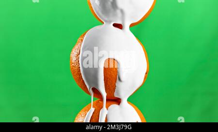 Arrière-plan vert. Code commande clip.oranges fraîches sur lesquelles la mousse blanche de sucre est versée. 4K images de haute qualité Banque D'Images