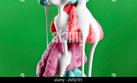 Petit bizet coloré. Stock métrage.Un petit biscuit croquant net sur un fond vert qui se tient l'un sur l'autre et qui est versé avec du sucre Banque D'Images