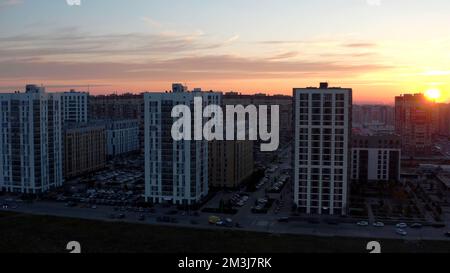 Coucher de soleil sur des immeubles typiques en panneaux. Films. Vue aérienne du magnifique coucher de soleil au-dessus de la ville endormie Banque D'Images