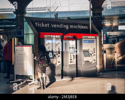 Distributeurs automatiques de billets à une gare d'Angleterre. Banque D'Images