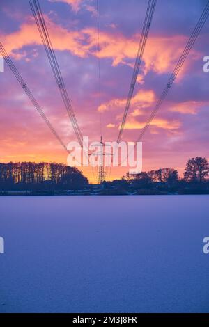 Ligne électrique au-dessus du lac gelé. Photo de haute qualité Banque D'Images