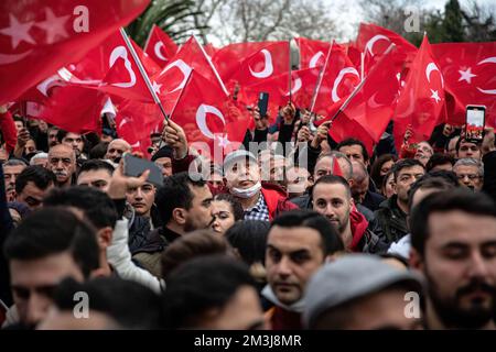 Istanbul, Turquie. 15th décembre 2022. Des partisans du maire Métropolitain d'Istanbul, Ekrem Imamoglu, avec des drapeaux turcs, assistent au rassemblement. Les partisans du maire Métropolitain d'Istanbul, Ekrem Imamoglu, se sont rassemblés pour un rassemblement devant le bâtiment de la municipalité métropolitaine d'Istanbul après que le tribunal turc ait condamné Imamoglu à 2 ans et 7 mois de prison pour insulte à des responsables électoraux. Crédit : SOPA Images Limited/Alamy Live News Banque D'Images