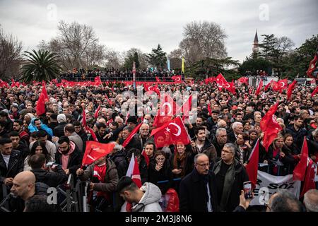 Istanbul, Turquie. 15th décembre 2022. Des partisans du maire Métropolitain d'Istanbul, Ekrem Imamoglu, avec des drapeaux turcs, assistent au rassemblement. Les partisans du maire Métropolitain d'Istanbul, Ekrem Imamoglu, se sont rassemblés pour un rassemblement devant le bâtiment de la municipalité métropolitaine d'Istanbul après que le tribunal turc ait condamné Imamoglu à 2 ans et 7 mois de prison pour insulte à des responsables électoraux. Crédit : SOPA Images Limited/Alamy Live News Banque D'Images