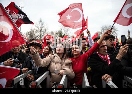 Istanbul, Turquie. 15th décembre 2022. Des partisans du maire Métropolitain d'Istanbul, Ekrem Imamoglu, avec des drapeaux turcs, assistent au rassemblement. Les partisans du maire Métropolitain d'Istanbul, Ekrem Imamoglu, se sont rassemblés pour un rassemblement devant le bâtiment de la municipalité métropolitaine d'Istanbul après que le tribunal turc ait condamné Imamoglu à 2 ans et 7 mois de prison pour insulte à des responsables électoraux. Crédit : SOPA Images Limited/Alamy Live News Banque D'Images