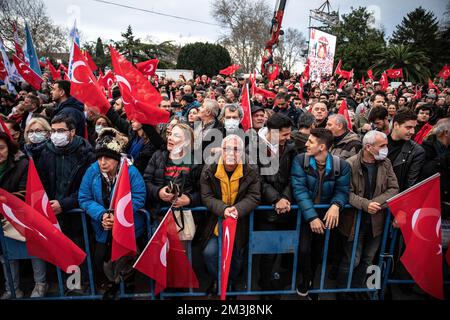 Istanbul, Turquie. 15th décembre 2022. Des partisans du maire Métropolitain d'Istanbul, Ekrem Imamoglu, avec des drapeaux turcs, assistent au rassemblement. Les partisans du maire Métropolitain d'Istanbul, Ekrem Imamoglu, se sont rassemblés pour un rassemblement devant le bâtiment de la municipalité métropolitaine d'Istanbul après que le tribunal turc ait condamné Imamoglu à 2 ans et 7 mois de prison pour insulte à des responsables électoraux. Crédit : SOPA Images Limited/Alamy Live News Banque D'Images