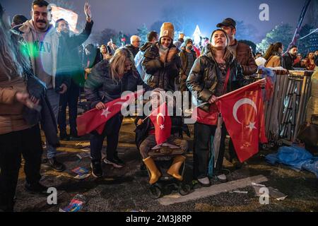 Istanbul, Turquie. 15th décembre 2022. Des partisans du maire Métropolitain d'Istanbul, Ekrem Imamoglu, avec des drapeaux turcs, assistent au rassemblement. Les partisans du maire Métropolitain d'Istanbul, Ekrem Imamoglu, se sont rassemblés pour un rassemblement devant le bâtiment de la municipalité métropolitaine d'Istanbul après que le tribunal turc ait condamné Imamoglu à 2 ans et 7 mois de prison pour insulte à des responsables électoraux. Crédit : SOPA Images Limited/Alamy Live News Banque D'Images