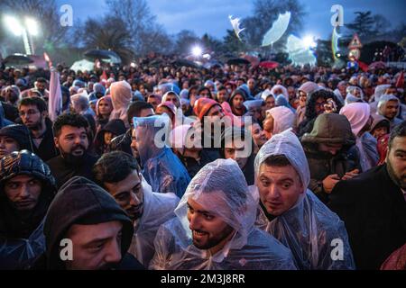 Istanbul, Turquie. 15th décembre 2022. Les partisans du maire Métropolitain d'Istanbul, Ekrem Imamoglu, portant des manteaux de pluie, assistent au rassemblement. Les partisans du maire Métropolitain d'Istanbul, Ekrem Imamoglu, se sont rassemblés pour un rassemblement devant le bâtiment de la municipalité métropolitaine d'Istanbul après que le tribunal turc ait condamné Imamoglu à 2 ans et 7 mois de prison pour insulte à des responsables électoraux. Crédit : SOPA Images Limited/Alamy Live News Banque D'Images