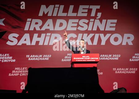 Istanbul, Turquie. 15th décembre 2022. Ekrem Imamoglu, maire de la municipalité métropolitaine d'Istanbul, prononce un discours lors du rassemblement. Les partisans du maire Métropolitain d'Istanbul, Ekrem Imamoglu, se sont rassemblés pour un rassemblement devant le bâtiment de la municipalité métropolitaine d'Istanbul après que le tribunal turc ait condamné Imamoglu à 2 ans et 7 mois de prison pour insulte à des responsables électoraux. (Photo par Onur Dogman/SOPA Images/Sipa USA) crédit: SIPA USA/Alay Live News Banque D'Images