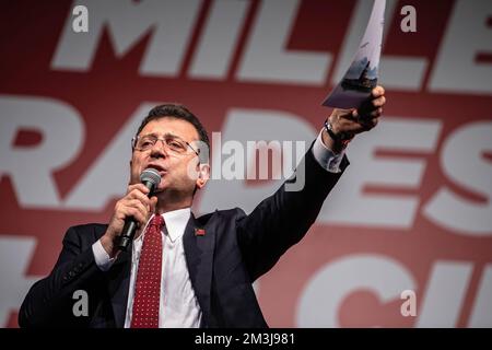 Istanbul, Turquie. 15th décembre 2022. Ekrem Imamoglu, maire de la municipalité métropolitaine d'Istanbul, prononce un discours lors du rassemblement. Les partisans du maire Métropolitain d'Istanbul, Ekrem Imamoglu, se sont rassemblés pour un rassemblement devant le bâtiment de la municipalité métropolitaine d'Istanbul après que le tribunal turc ait condamné Imamoglu à 2 ans et 7 mois de prison pour insulte à des responsables électoraux. (Photo par Onur Dogman/SOPA Images/Sipa USA) crédit: SIPA USA/Alay Live News Banque D'Images