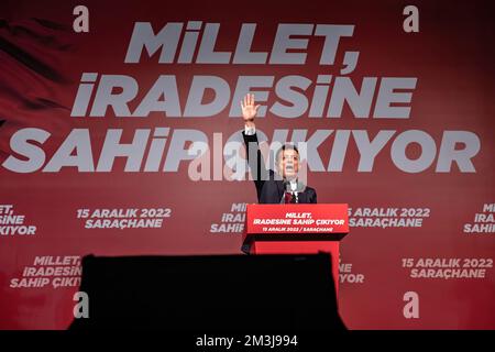 Istanbul, Turquie. 15th décembre 2022. Ekrem Imamoglu, maire de la municipalité métropolitaine d'Istanbul, prononce un discours lors du rassemblement. Les partisans du maire Métropolitain d'Istanbul, Ekrem Imamoglu, se sont rassemblés pour un rassemblement devant le bâtiment de la municipalité métropolitaine d'Istanbul après que le tribunal turc ait condamné Imamoglu à 2 ans et 7 mois de prison pour insulte à des responsables électoraux. (Photo par Onur Dogman/SOPA Images/Sipa USA) crédit: SIPA USA/Alay Live News Banque D'Images