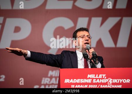 Istanbul, Turquie. 15th décembre 2022. Ekrem Imamoglu, maire de la municipalité métropolitaine d'Istanbul, prononce un discours lors du rassemblement. Les partisans du maire Métropolitain d'Istanbul, Ekrem Imamoglu, se sont rassemblés pour un rassemblement devant le bâtiment de la municipalité métropolitaine d'Istanbul après que le tribunal turc ait condamné Imamoglu à 2 ans et 7 mois de prison pour insulte à des responsables électoraux. (Photo par Onur Dogman/SOPA Images/Sipa USA) crédit: SIPA USA/Alay Live News Banque D'Images