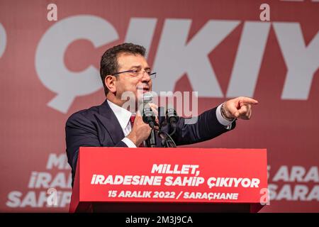 Istanbul, Turquie. 15th décembre 2022. Ekrem Imamoglu, maire de la municipalité métropolitaine d'Istanbul, prononce un discours lors d'un rassemblement. Les partisans du maire Métropolitain d'Istanbul, Ekrem Imamoglu, se sont rassemblés pour un rassemblement devant le bâtiment de la municipalité métropolitaine d'Istanbul après que le tribunal turc ait condamné Imamoglu à 2 ans et 7 mois de prison pour insulte à des responsables électoraux. (Photo par Onur Dogman/SOPA Images/Sipa USA) crédit: SIPA USA/Alay Live News Banque D'Images