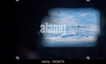 ÉTATS-UNIS La Force aérienne F-16 qui combat les faucons de la base aérienne de Buckley, au Colorado, vole dans une formation derrière un KC-135 Stratotanker, le 12 décembre 2022. Le KC-135 Stratotanker offre la capacité de ravitaillement aérienne de base de la United States Air Force et a excellé dans ce rôle depuis plus de 60 ans. (É.-U. Photo de la Force aérienne par Airman Mason Hargrove) Banque D'Images