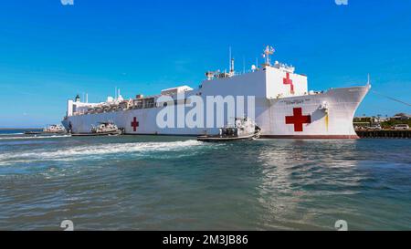 221123-N-BW566-1099 STATION NAVALE GUANTANAMO BAY (Cuba) (23 novembre 2022) le navire-hôpital USNS Comfort (T-AH-20) est amarré au bord de la pierside de la station navale Guantanamo Bay (Cuba), le 23 novembre 2022. Comfort est déployé à la flotte américaine 4th afin de soutenir la poursuite de Promise 2022, une mission d'aide humanitaire et de bonne volonté qui mène des soins médicaux directs, des soins vétérinaires expéditionnaires et des échanges d'experts en la matière avec cinq pays partenaires des Caraïbes, d'Amérique centrale et d'Amérique du Sud. Station navale la baie de Guantanamo est la plate-forme américaine de puissance maritime, prête à l'emploi et irremplaçable dans les Caraïbes. (É.-U. Bleu marine P Banque D'Images