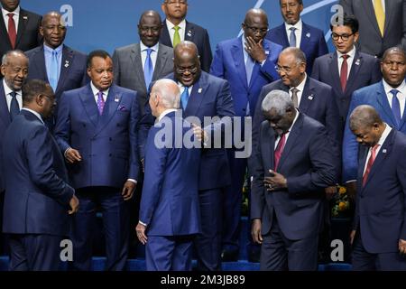 Washington DC, États-Unis . 15th décembre 2022. Le président des États-Unis Joe Biden est accueilli lorsqu'il arrive pour la photo de famille aux dirigeants du Sommet États-Unis-Afrique au Centre de congrès Walter E. Washington, DC, le 15 décembre 2022. (Photo d'Oliver Contreras/Pool/ABACAPRESS.COM) Credit: Abaca Press/Alay Live News Banque D'Images