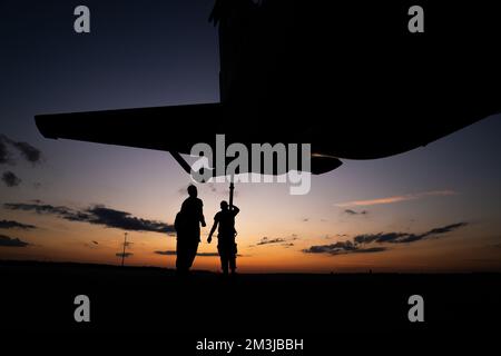 Les chefs d'équipage affectés au groupe d'entretien 6th insèrent une chandelle sous un KC-135 Stratotanker affecté à l'escadre de ravitaillement en carburant 6th à la base aérienne de MacDill, Floride, le 13 décembre 2022. Les béquilles de queue aident à équilibrer le centre de gravité des gros avions de la Force aérienne et empêchent le dorsal de l'avion de se pencher. (É.-U. Photo de la Force aérienne par le premier Airman Joshua Hastings) Banque D'Images