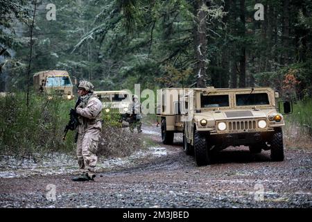 Les soldats affectés au 46th Bataillon de soutien de l'aviation, 16th Brigade de l'aviation de combat, arrivent à la zone d'entraînement de l'exercice Bellator Focus 2022 le jour d'ouverture à la base interarmées Lewis-McChord, Washington, le 29 novembre 2022. L’exercice Bellator Focus est l’exercice annuel de formation sur le terrain (FTX) du bataillon, conçu pour accroître la compétence dans les tâches essentielles de leur mission et les compétences de base du soldat. (É.-U. Photo de l’armée par le Sgt Ashunteia’s Smith, 16th Brigade de l’aviation de combat) Banque D'Images