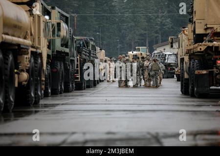 Les soldats affectés au 46th Bataillon de soutien de l'aviation, 16th Brigade de l'aviation de combat, se préparent à participer à la journée d'ouverture de l'exercice Bellator Focus 2022 à la base interarmées Lewis-McChord, Washington, le 29 novembre 2022. L’exercice Bellator Focus est l’exercice annuel de formation sur le terrain (FTX) du bataillon, conçu pour accroître la compétence dans les tâches essentielles de leur mission et les compétences de base du soldat. (É.-U. Photo de l’armée par le Sgt Ashunteia’s Smith, 16th Brigade de l’aviation de combat) Banque D'Images