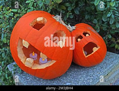 Citrouilles d'Halloween sculptées à l'orange, Angleterre, Royaume-Uni, avec lumières Banque D'Images