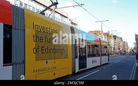 Parabola.com, Investing in the future of Edimbourg, publicité dans un tramway, Princes Street, Edimbourg, Écosse, Royaume-Uni, EH1 3BG Banque D'Images