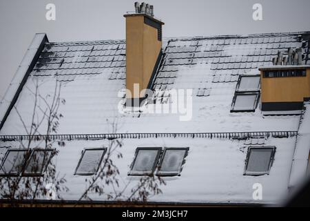 Varsovie, Pologne. 15th décembre 2022. La neige et le givre sont visibles sur les toits et les fenêtres à Varsovie, en Pologne, le 15 décembre 2022. Les températures autour des vacances de Noël devraient monter juste au-dessus de zéro degrés Celsius et les prévisionnistes rapportent qu'un Noël blanc est peu probable. (Photo de Jaap Arriens/Sipa USA) crédit: SIPA USA/Alay Live News Banque D'Images