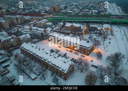 Varsovie, Pologne. 15th décembre 2022. Les maisons sont couvertes de neige dans un quartier de banlieue de Varsovie, en Pologne, le 21 septembre 2022. Selon les données des sondages de l'agence de recherche publique, LE soutien DES OCB à l'énergie nucléaire au sein de la population a augmenté à 75%, contre 39% en 2021. Le soutien à l'énergie nucléaire est depuis longtemps faible depuis la catastrophe de Tchernobyl en Ukraine voisine en 1986. (Photo de Jaap Arriens/Sipa USA) crédit: SIPA USA/Alay Live News Banque D'Images