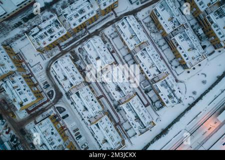 Varsovie, Pologne. 15th décembre 2022. Les maisons sont couvertes de neige dans un quartier de banlieue de Varsovie, en Pologne, le 21 septembre 2022. Selon les données des sondages de l'agence de recherche publique, LE soutien DES OCB à l'énergie nucléaire au sein de la population a augmenté à 75%, contre 39% en 2021. Le soutien à l'énergie nucléaire est depuis longtemps faible depuis la catastrophe de Tchernobyl en Ukraine voisine en 1986. (Photo de Jaap Arriens/Sipa USA) crédit: SIPA USA/Alay Live News Banque D'Images