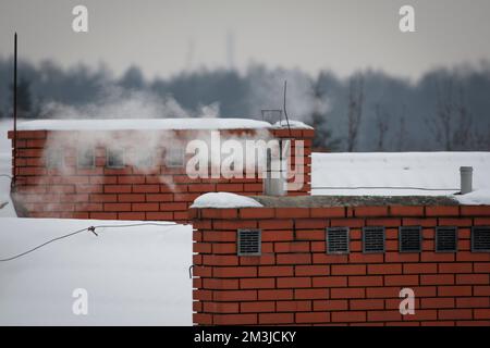 Varsovie, Pologne. 15th décembre 2022. La fumée s'élève d'une petite cheminée sur un toit enneigé à Varsovie, en Pologne, le 15 décembre 2022. Les températures autour des vacances de Noël devraient monter juste au-dessus de zéro degrés Celsius et les prévisionnistes rapportent qu'un Noël blanc est peu probable. (Photo de Jaap Arriens/Sipa USA) crédit: SIPA USA/Alay Live News Banque D'Images
