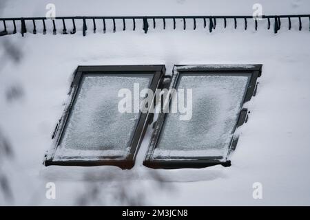Varsovie, Pologne. 15th décembre 2022. La neige et le givre sont visibles sur les toits et les fenêtres à Varsovie, en Pologne, le 15 décembre 2022. Les températures autour des vacances de Noël devraient monter juste au-dessus de zéro degrés Celsius et les prévisionnistes rapportent qu'un Noël blanc est peu probable. (Photo de Jaap Arriens/Sipa USA) crédit: SIPA USA/Alay Live News Banque D'Images