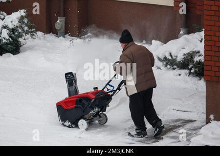 Varsovie, Pologne. 15th décembre 2022. Le 15 décembre 2022, un homme utilise une souffleuse à neige pour enlever la neige d'un parking à Varsovie, en Pologne. Les températures autour des vacances de Noël devraient monter juste au-dessus de zéro degrés Celsius et les prévisionnistes rapportent qu'un Noël blanc est peu probable. (Photo de Jaap Arriens/Sipa USA) crédit: SIPA USA/Alay Live News Banque D'Images
