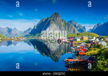 Reflet parfait du village de Reine sur l'eau du fjord dans les îles Lofoten, en Norvège Banque D'Images