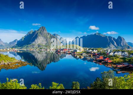 Reflet parfait du village de Reine sur l'eau du fjord dans les îles Lofoten, en Norvège Banque D'Images