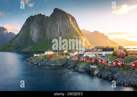 Magnifique lever de soleil sur Hamnoy, village de pêcheurs avec les maisons rouges typiques des îles Lofoten, Norvège Banque D'Images