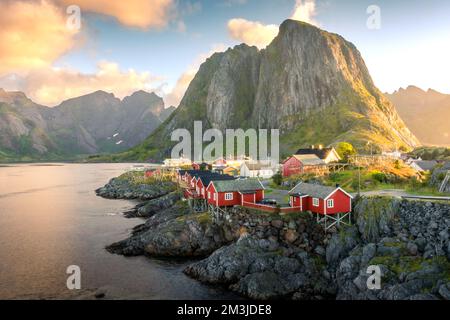 Magnifique lever de soleil sur Hamnoy, village de pêcheurs avec les maisons rouges typiques des îles Lofoten, Norvège Banque D'Images