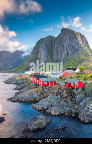 Magnifique lever de soleil sur Hamnoy, village de pêcheurs avec les maisons rouges typiques des îles Lofoten, Norvège Banque D'Images