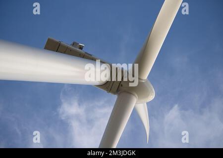 Vue détaillée d'une éolienne en gros plan - vue au sol Banque D'Images