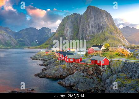 Magnifique lever de soleil sur Hamnoy, village de pêcheurs avec les maisons rouges typiques des îles Lofoten, Norvège Banque D'Images