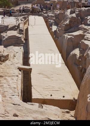 Vue panoramique d'un obélisque inachevé dans une carrière près d'Assouan, en Égypte Banque D'Images