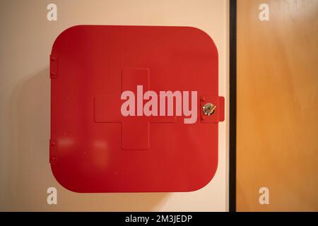 kit de premiers soins rouge monté sur le mur rempli de fournitures. trousse de premiers soins rouge en australie Banque D'Images