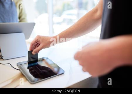 Un client de sexe masculin insère une carte de crédit dans le système POS du café Banque D'Images