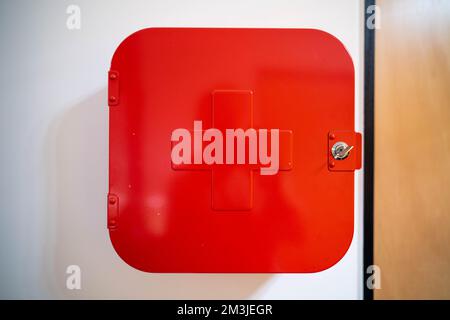 kit de premiers soins rouge monté sur le mur rempli de fournitures. trousse de premiers soins rouge en australie Banque D'Images