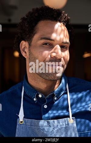 Portrait de propriétaire de café masculin avec lumière du soleil sur le visage Banque D'Images