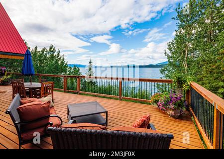 Vue sur le pont en bois et le lac Marsh; l'auberge sur le lac; gîte de chambres d'hôtes; près de Whitehorse; territoire du Yukon; Canada Banque D'Images