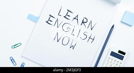 Affiche apprendre l'anglais maintenant. Acquérir une photo conceptuelle ou acquérir des connaissances et des compétences en anglais Banque D'Images