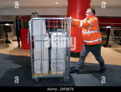 Les urnes arrivent alors que les votes sont comptés à Old Trafford dans le Grand Manchester pour l'élection partielle de Stretford et Urmston après que Kate Green a démissionné. Neuf candidats sont en lice pour lui succéder en tant que députée du bastion travailliste dans le sud-ouest du Grand Manchester. Date de la photo: Jeudi 15 décembre 2022. Banque D'Images