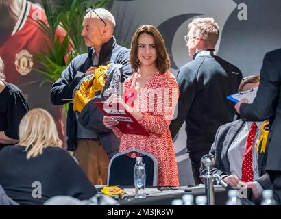 Un observateur comme votes sont comptés à Old Trafford dans le Grand Manchester pour l'élection partielle de Stretford et Urmston après que Kate Green a démissionné. Neuf candidats sont en lice pour lui succéder en tant que députée du bastion travailliste dans le sud-ouest du Grand Manchester. Date de la photo: Jeudi 15 décembre 2022. Banque D'Images