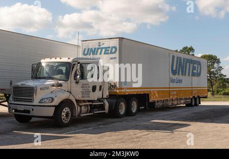 Centre de la Floride, États-Unis. 2022. Aire de repos de l'arrêt de camion en Floride avec des camions alignés à la sortie de l'autoroute. Banque D'Images