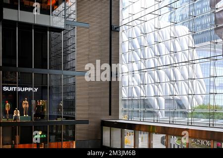 NEW YORK - 24 octobre 2022 : intérieur des boutiques et des restaurants à Hudson yards, avec le Shed visible par la fenêtre avant. Banque D'Images