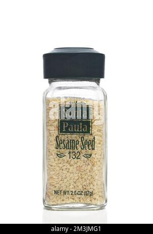 IRVINE, CALIFORNIE - 15 DEC 2022: Une bouteille de Santa Paula Sesame Seed. Banque D'Images